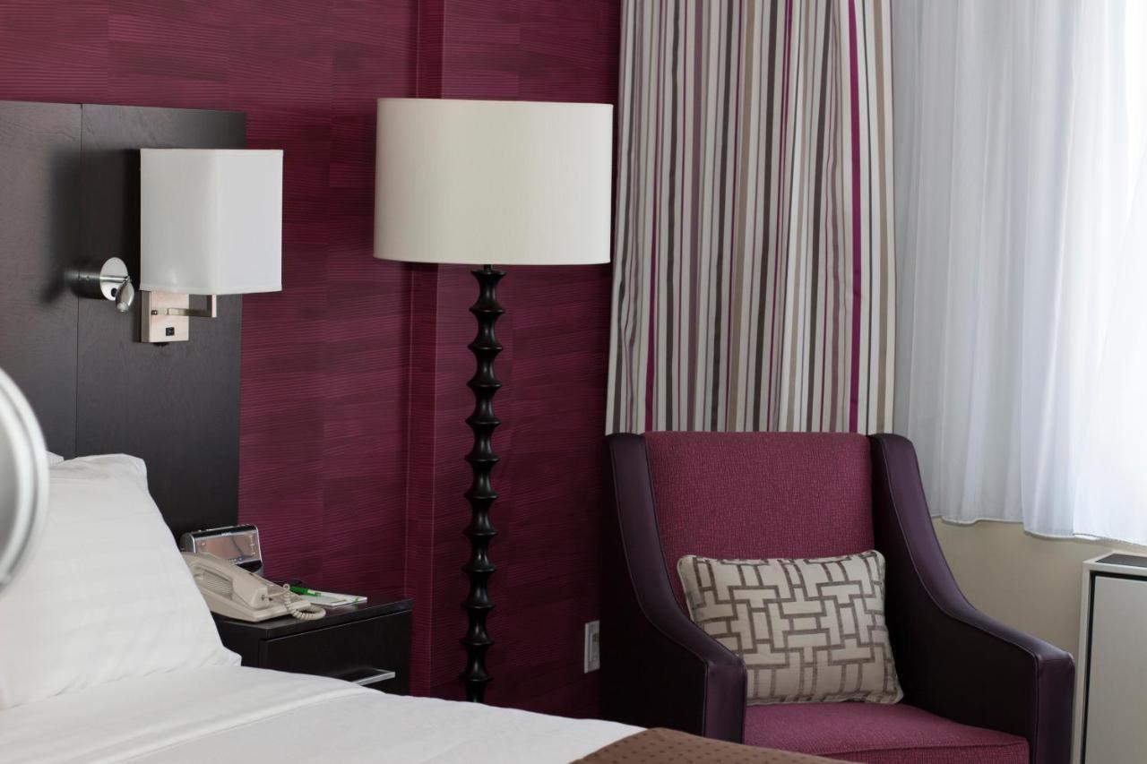 Holiday Inn Toronto International Airport, An Ihg Hotel Экстерьер фото